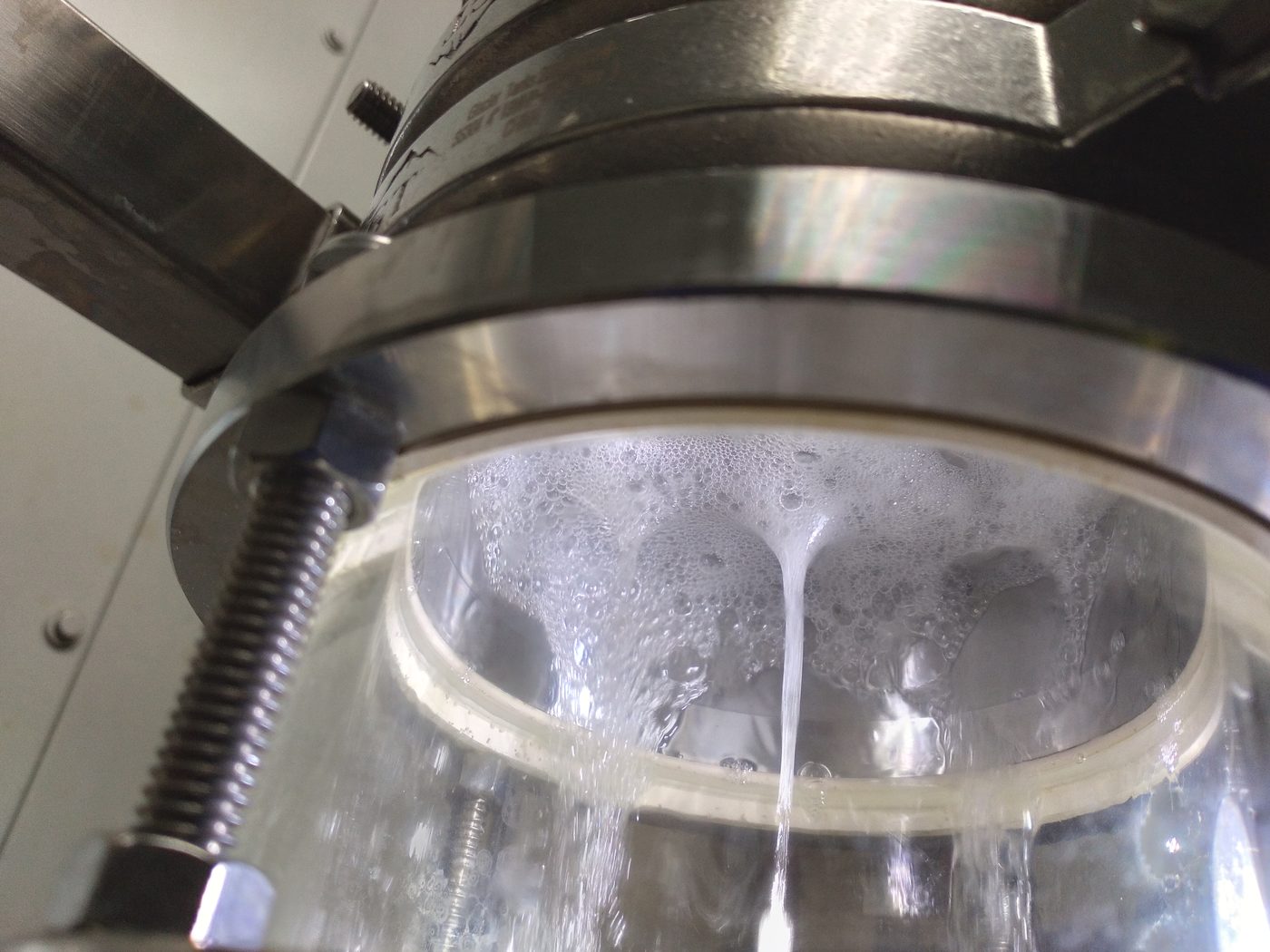 Solventless extraction system in operation, close-up on the collection vessel